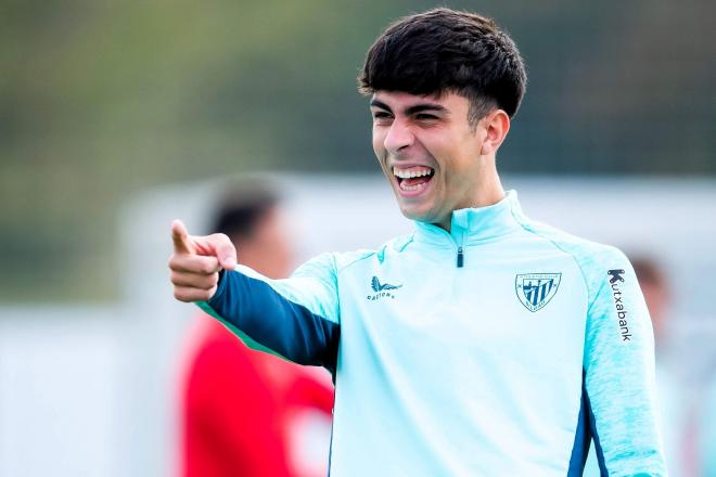 Las risas del joven Alejandro Rego con sus compañeros en un entrenamiento en Lezama (Foto: Athletic Club).