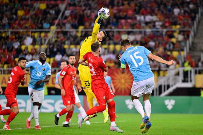 Stole Dimitrievski atrapa un balón en el Macedonia del Norte-Bélgica (Foto: Cordon Press).