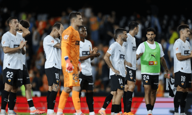 Un Valencia CF abatido tras caer ante el Oviedo (Foto: LALIGA)