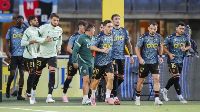 Concentración antes del calentamiento del Cádiz ante Las Palmas (Foto: LALIGA).