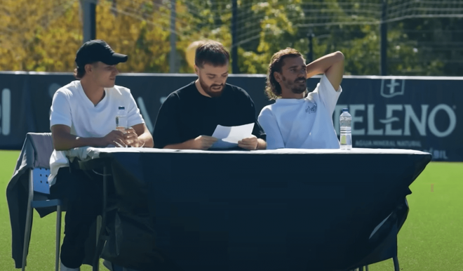 Ibai Llanos junto a Griezmann y Julián Álvarez (Foto: Canal Youtube Ibai Llanos)
