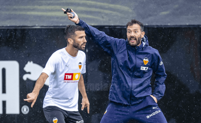 Corberán y Gayà en el entrenamiento del Valencia CF bajo la lluvia (Foto: Valencia CF)