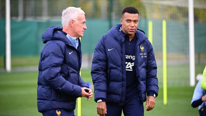 Deschamps y Mbappé en un entrenamiento con Francia (Cordon Press)