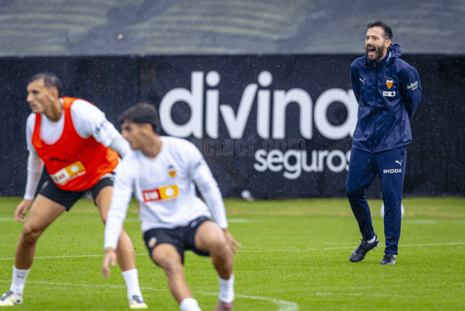 Entrenamiento del Valencia CF bajo la lluvia (Foto: Valencia CF)