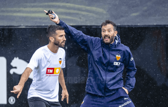 Entrenamiento del Valencia CF bajo la lluvia (Foto: Valencia CF)