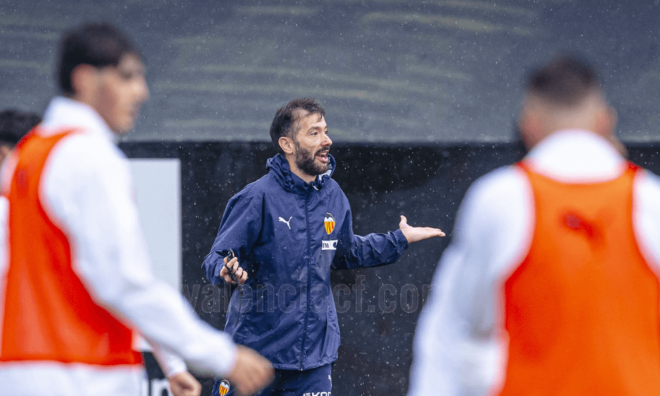 Entrenamiento del Valencia CF bajo la lluvia (Foto: Valencia CF)