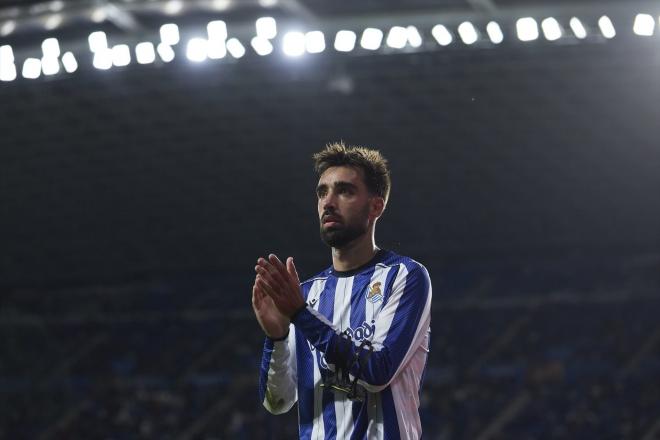 Brais Méndez aplaude en un partido de la Real Sociedad (FOTO: Europa Press).