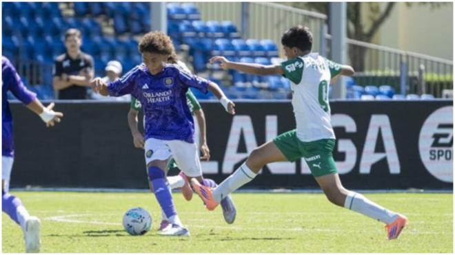 Gabriel Santos, a la derecha de la imagen, pugna por un balón. (Foto: LALIGA)