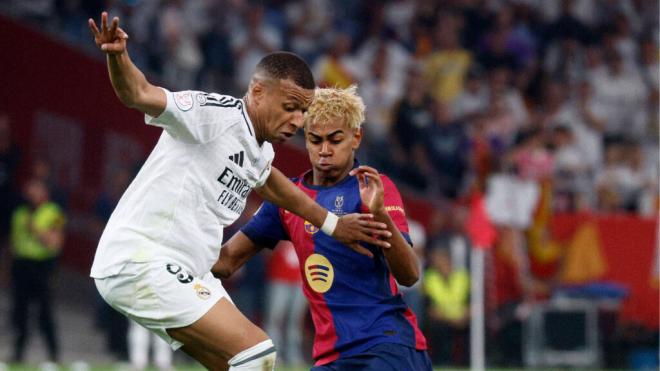 Mbappé pelea un balón contra Lamine (Foto: Cordon Press)