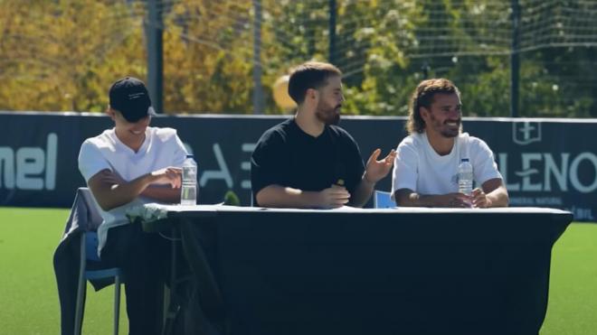 Ibai Llanos junto a Julián Alvarez y Griezmann en un reto (Foto: Canal Youtube Ibai Llanos)