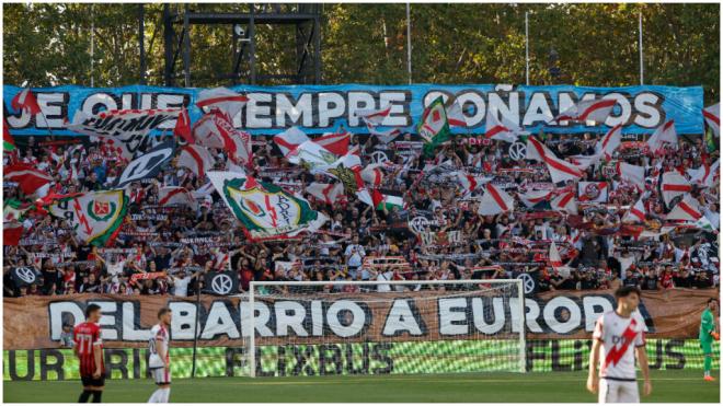 Los aficionados del Rayo Vallecano en el Estadio de Vallecas. (EFE)