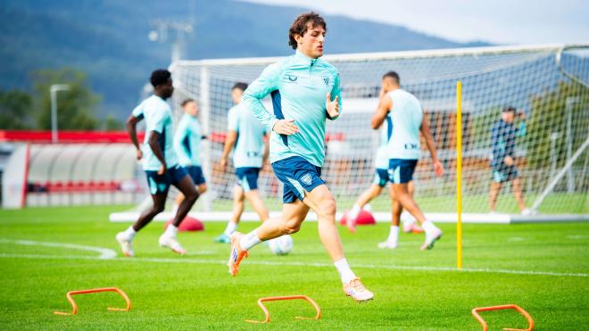 Unai Gómez se machaca físicamente en un entrenamiento en Lezama (Foto: Athletic Club).