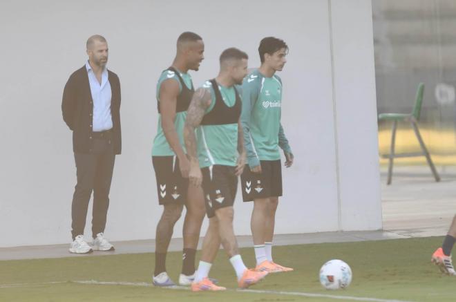 Manu Fajardo, observando a sus jugadores, en la sesión del viernes (Foto: Kiko Hurtado).