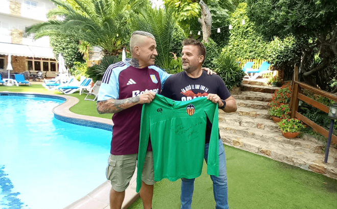 Colin Abbott y José Ponce con la camiseta encontrada de Sempere, portero del Valencia CF