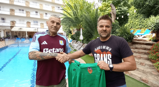 Colin Abbott y José Ponce con la camiseta encontrada de Sempere, portero del Valencia CF
