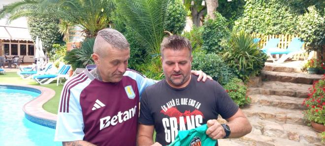Colin Abbott y José Ponce con la camiseta encontrada de Sempere, portero del Valencia CF