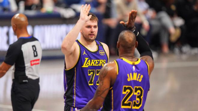 LeBron James y Luka Doncic en un partido de la NBA (Cordon Press)