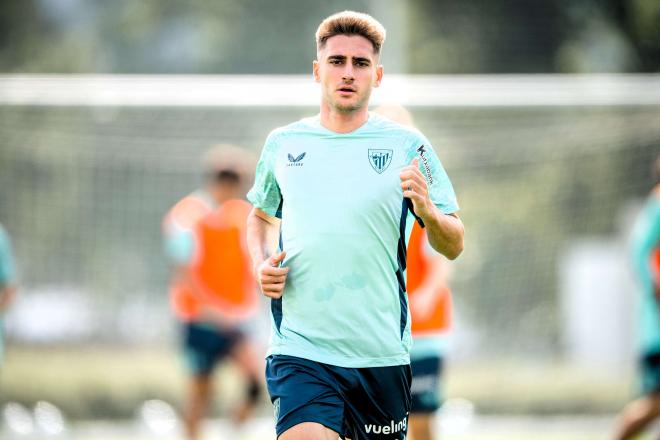 Robert Navarro corre en un entrenamiento en Lezama (Foto: Athletic Club).