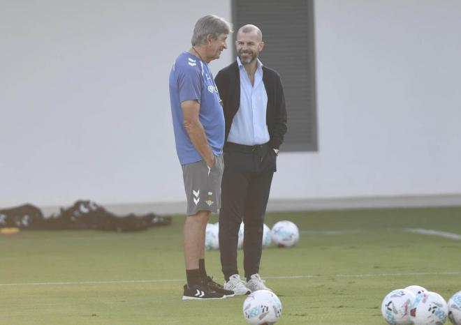 Manu Fajardo, charlando con Manuel Pellegrini, en la sesión del viernes (Foto: Kiko Hurtado).