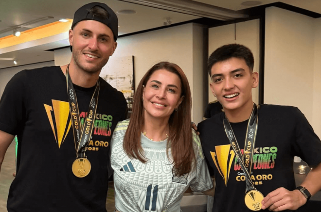Rafaela Pimienta con Santiago Giménez y Gilberto Mora (Foto: Instagram)