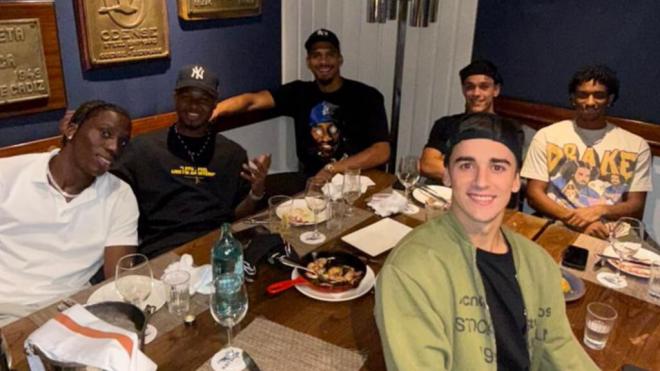 Ansu Fati junto a Gavi, Ilaix Moriba, Araujo, Héctor Fort y Balde (Fuente: @pablogavi)