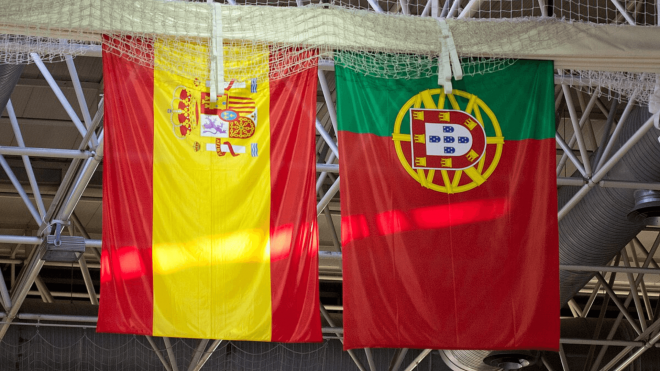 Las banderas de España y Portugal, en un pabellón.