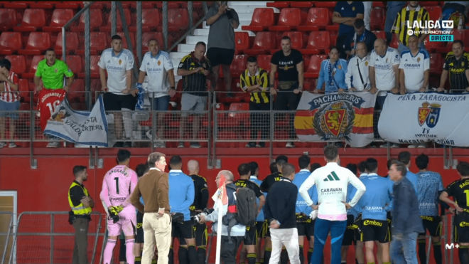 Los jugadores del Real Zaragoza dan la cara ante la afición en Almería.