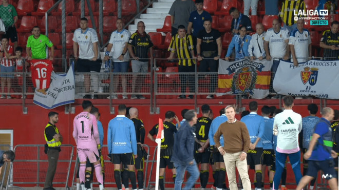 Los jugadores del Real Zaragoza dan la cara ante la afición en Almería.