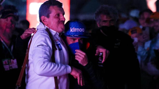 Guenther Steiner y Fernando Alonso en Melbourne en 2022 (Cordon Press)
