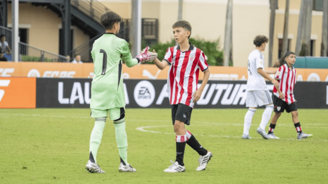 Yago Núñez saluda a un rival bilbaíno en Orlando. (Foto: LALIGA).