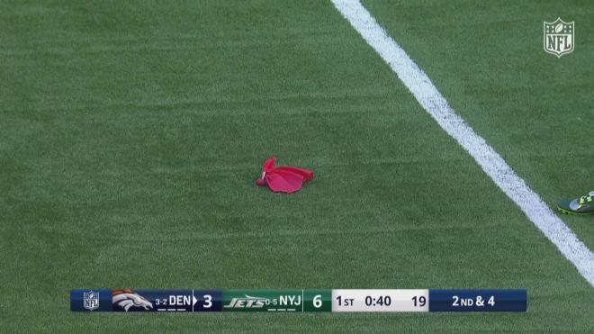 El pañuelo rojo que indica el 'challenge' en la NFL (Fuente: Mediaset)