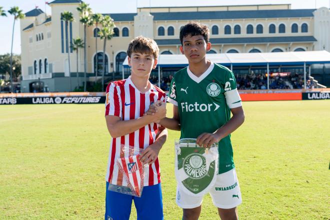 Los capitanes de Atlético y Palmeiras posan antes de la final. (Foto: LALIGA)