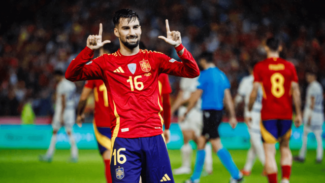 Álex Baena celebra un gol con España (Foto: SeFútbol).