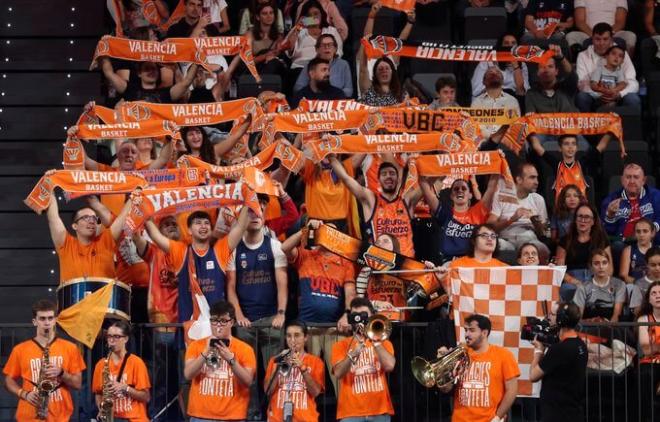 Fiesta en el estreno del Valencia Basket Femenino en el Roig Arena (69-54)