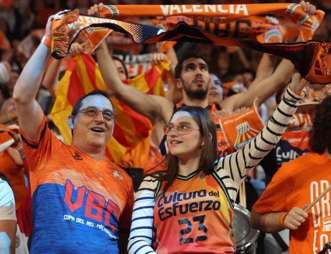 Fiesta en el estreno del Valencia Basket Femenino en el Roig Arena (69-54)