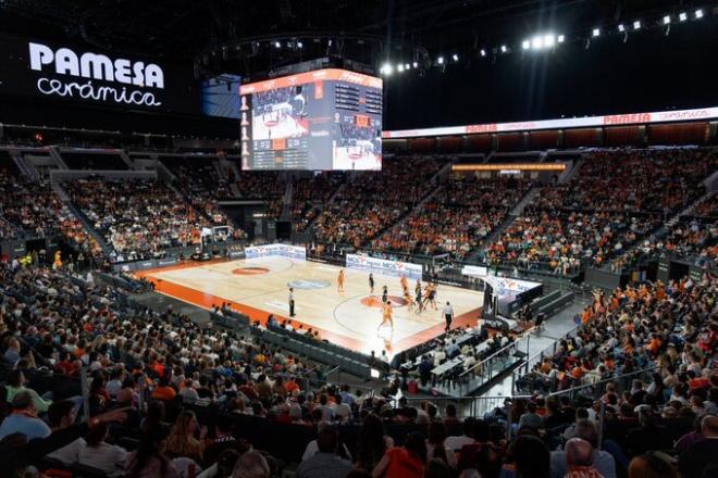 Fiesta en el estreno del Valencia Basket Femenino en el Roig Arena (69-54)