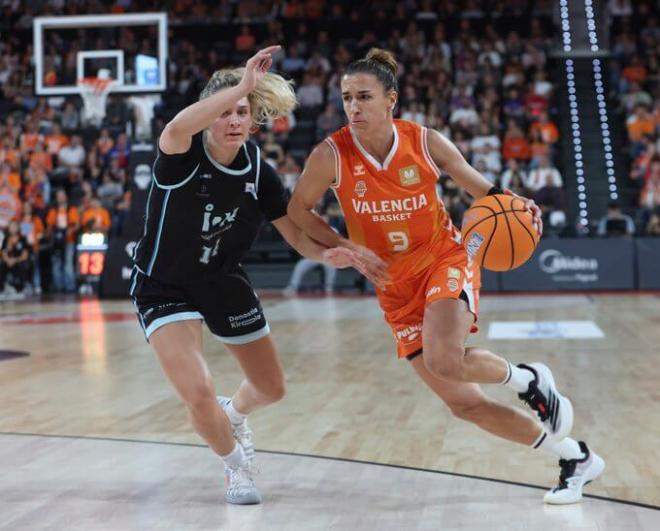 Fiesta en el estreno del Valencia Basket Femenino en el Roig Arena (69-54)