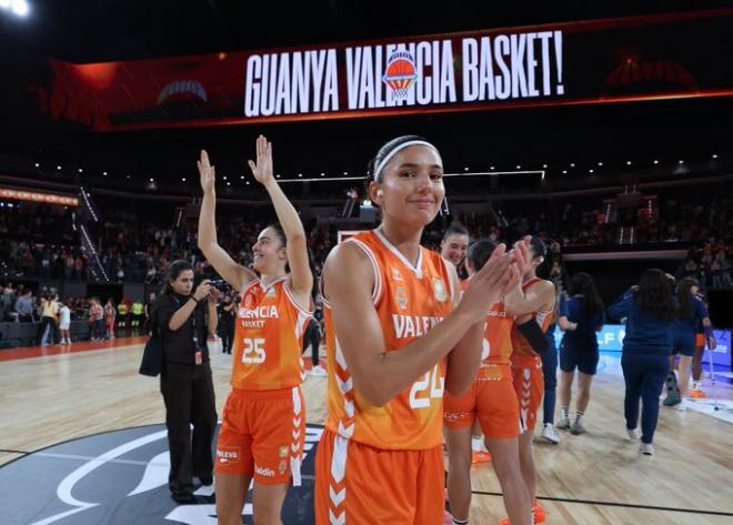 Fiesta en el estreno del Valencia Basket Femenino en el Roig Arena (69-54)
