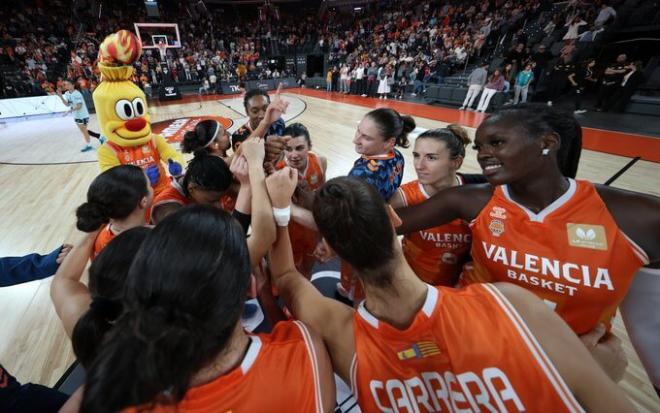 Fiesta en el estreno del Valencia Basket Femenino en el Roig Arena (69-54)