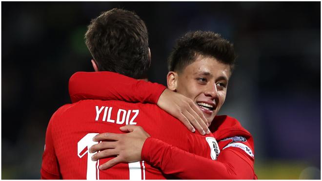 Arda Güler celebra su asistencia a Kenan Yildiz. (EFE)