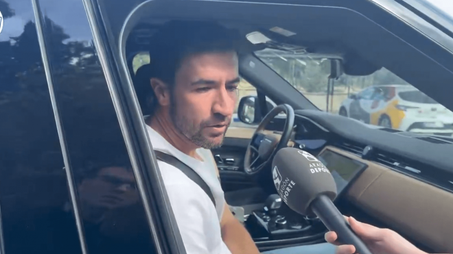 Gabi Fernández se despide desde el coche.