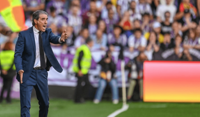 Guillermo Almada dirigiendo en el partido ante el Burgos CF
