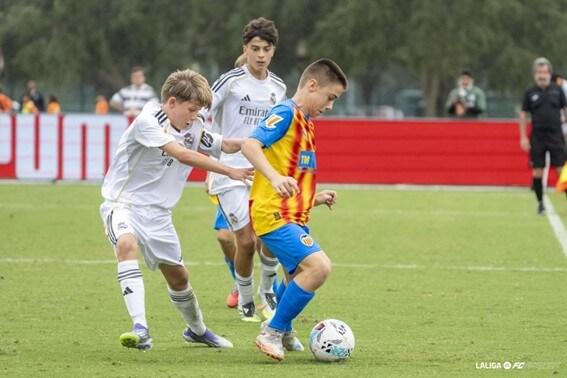 Luca Sánchez protege el balón en el Madrid-Valencia. (Foto: LALIGA)