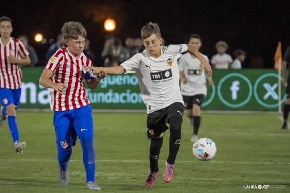 Hugo Miguel brega por un balón en Orlando ante el Valencia. (Foto: LALIGA)