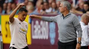 Alexis Sánchez y Mourinho en un partido con el Manchester.