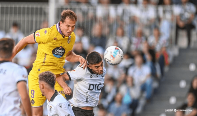 Juanmi Latasa rematando de cabeza durante el duelo ante el Burgos CF
