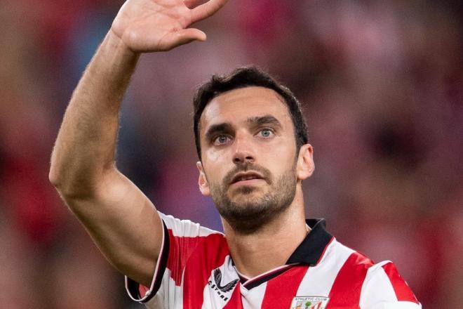 Iñigo Lekue saluda a la grada en San Mamés (Foto: Athletic Club).