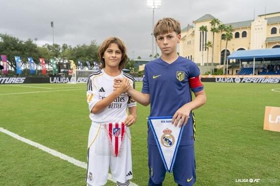 Los Hugos se saludan antes del derbi madrileño. (Foto: LALIGA)