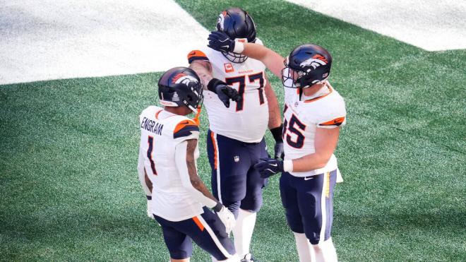 Los Denver Broncos celebrando el touchdown de Nate Adkins (Fuente: Cordon Press)