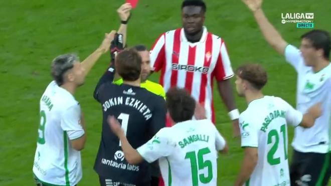 Polémica arbitral en el Sporting - Racing (Imagen: DAZN).